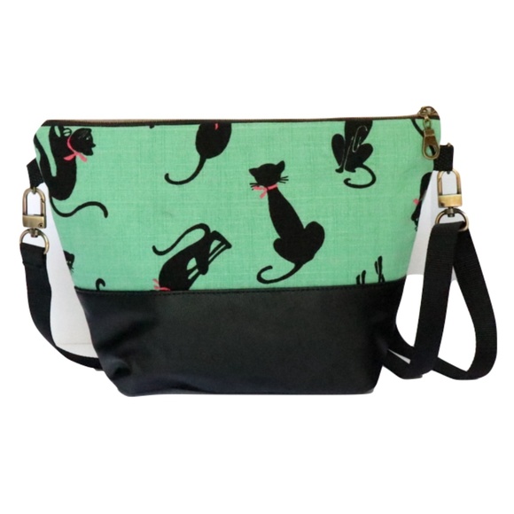 Small handcrafted lightweight zippered convertible handbag - Picture 2 of 5